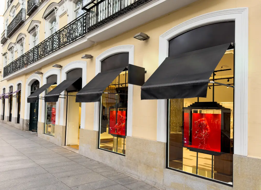 Façade vitrine de magasin en aluminium sur mesure à Quillan